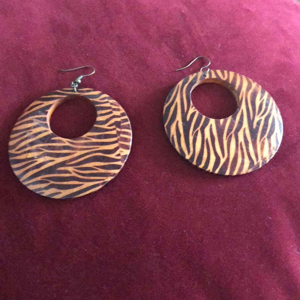1$ if you buy 4 or more costume jewelry.